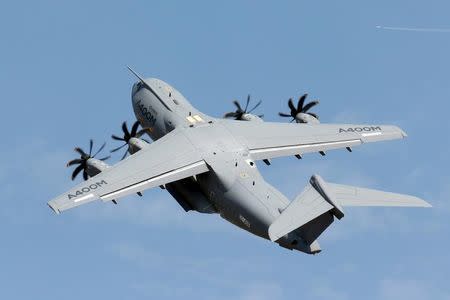 An Airbus A400M military aircraft participates in a flying display during the 51st Paris Air Show at Le Bourget airport near Paris, France, June 16, 2015. REUTERS/Pascal Rossignol/File Photo