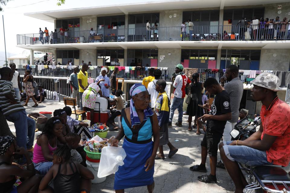 Gente desplazada por los combates entre la policía y las bandas se refugian en una escuela pública convertida en albergue, en Puerto Príncipe, Haití, el 8 de marzo de 2024. (AP Foto/Odelyn Joseph)