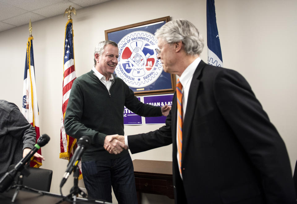 New York City Mayor Bill de Blasio shakes hands with Des Moines Mayor Frank Cownie. (Photo: Stephen Maturen/Getty Images)