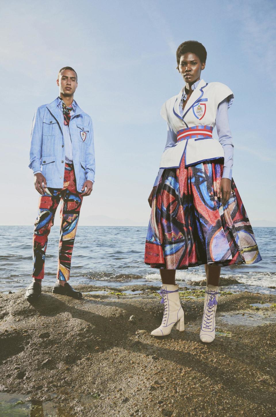 Un hombre y una mujer con estampados brillantes.