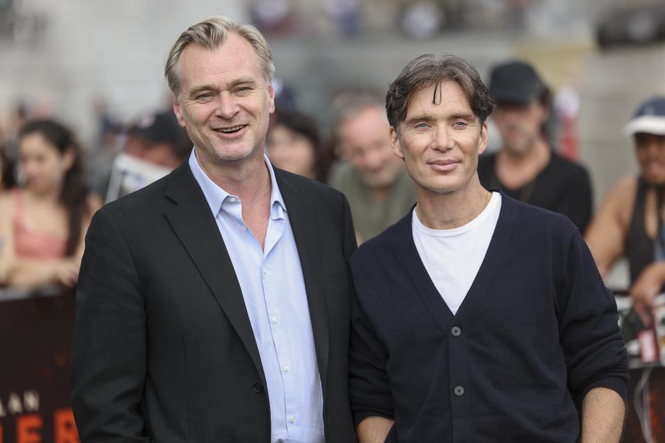 El director Christopher Nolan, izquierda, y Cillian Murphy posan para en la sesión fotográfica de la película "Oppenheimer" el miércoles 12 de julio de 2023 en Londres. (Vianney Le Caer/Invision/AP)