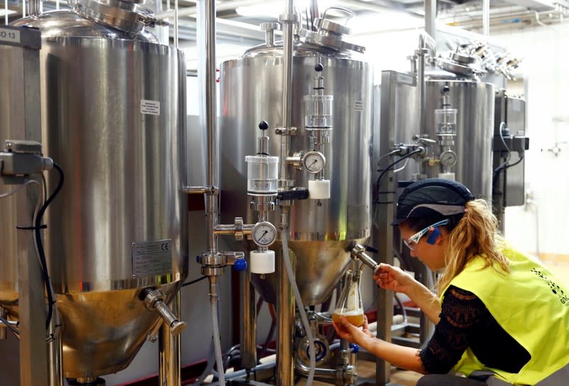 Una trabajadora revisa la calidad de la cerveza en una planta de Anheuser-Busch InBev en Lovaina