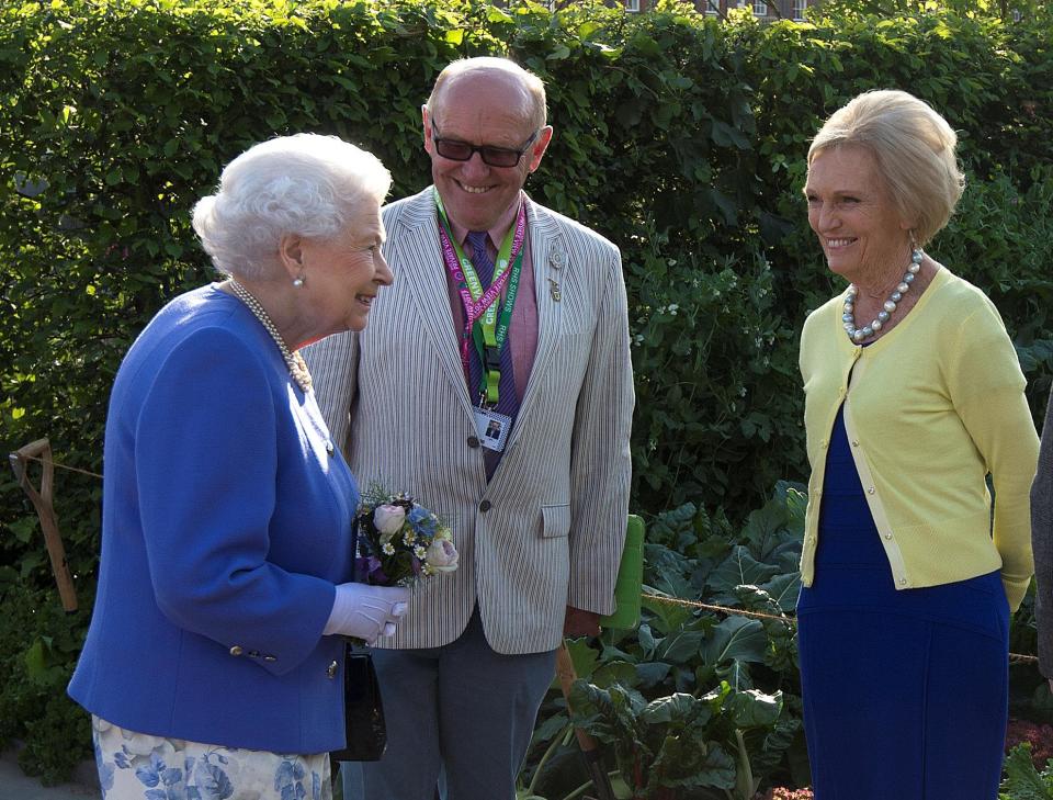 Baking Queen and Her Majesty: Mary Berry with Queen Elizabeth II (REUTERS)