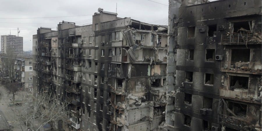 Mariupol, indiscriminately bombed by Russian invaders, on April 15