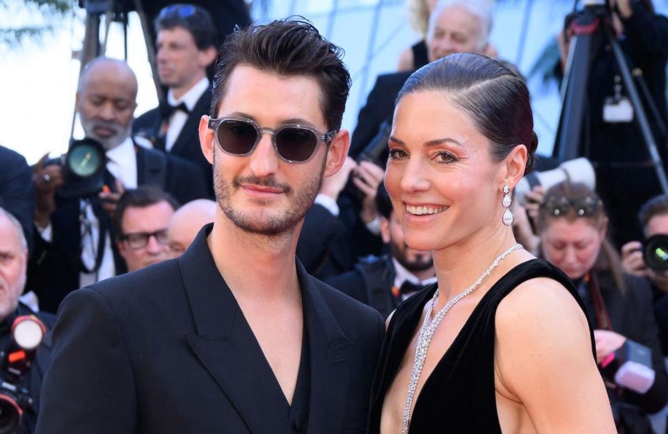 Festival de Cannes 2024 : Pierre Niney et Natasha Andrews, complicité et tendresse sur le tapis rouge