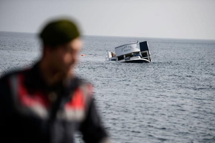 A sunken boat off the Turkish coast in Canakkale's Bademli district on January 30, 2016 (AFP Photo/Ozan Kose)