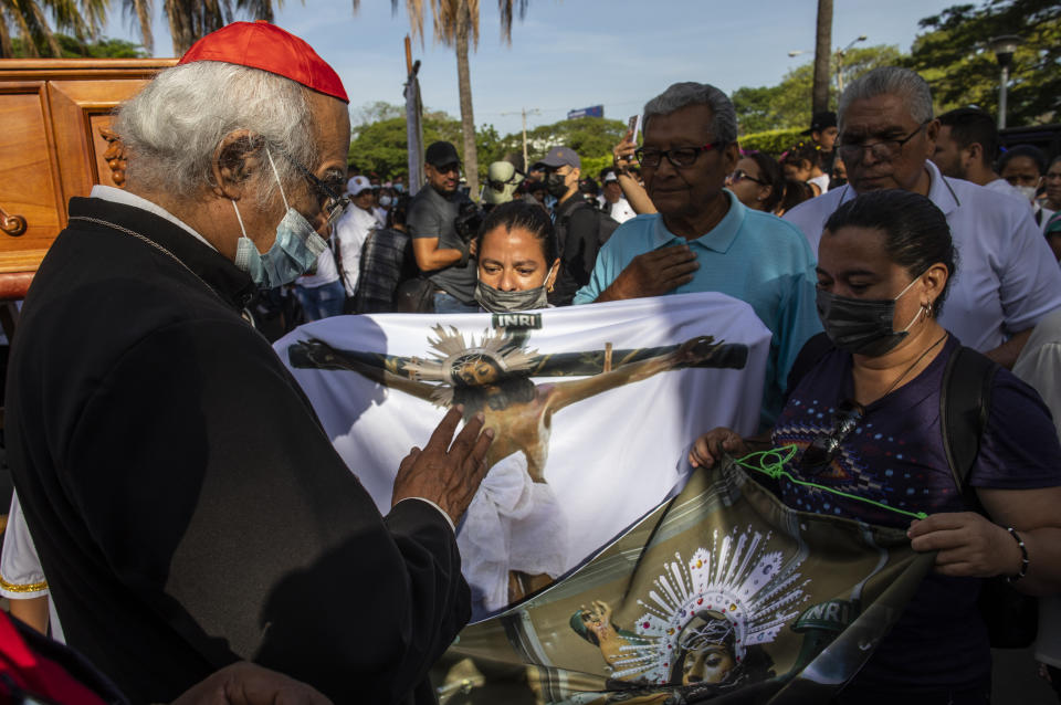 El cardenal Leopoldo Brenes bendice imágenes religiosas en la celebración del Viernes Santo en la Catedral Metropolitana de Managua, Nicaragua, el viernes 7 de abril de 2023. La Semana Santa conmemora la última semana de vida terrenal de Jesús, que culmina con su crucifixión en Viernes Santo y su resurrección el Domingo de Pascua. Los fieles católicos celebraron el viernes 7 de abril dentro de los templos o en sus patios la procesión de Vía Crucis tras la prohibición del gobierno de Daniel Ortega, a través de la policía, de hacer procesiones en la calle o masivas. (AP Foto/Inti Ocon)