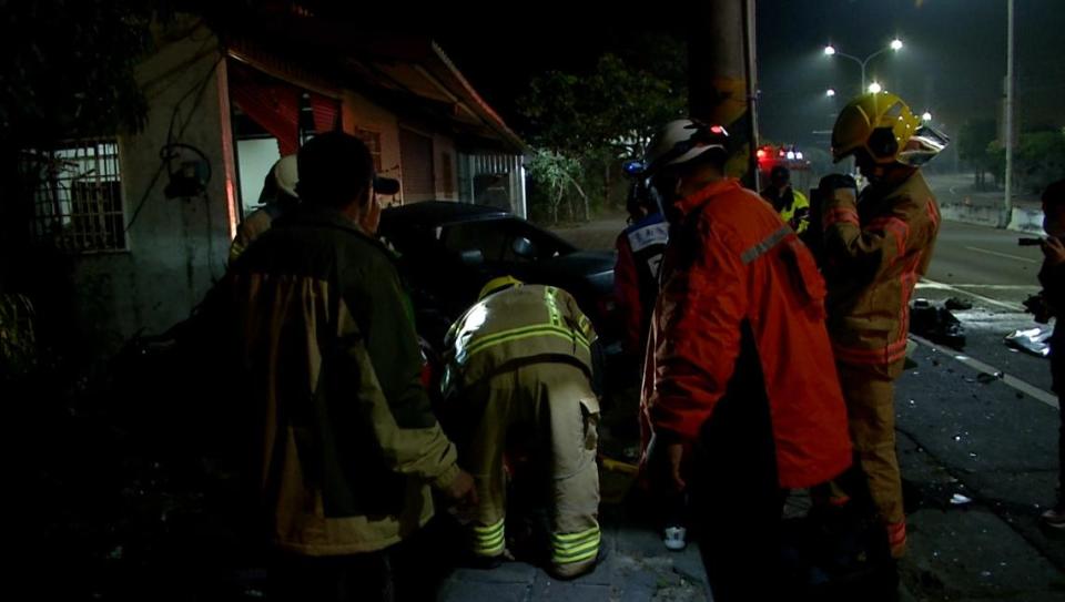 警消到場後趕緊將受困車內傷者救出。