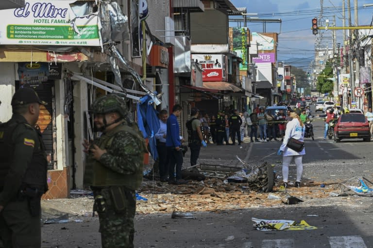 La policía colombiana, en la escena de la explosión de un artefacto cerca de la principal comisaría de policía en Jamundi, en la provincia colombiana de Valle del Cauca, el 20 de mayo de 2024 (Joaquín Sarmiento)