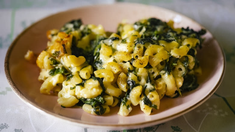 Macaroni and cheese with spinach