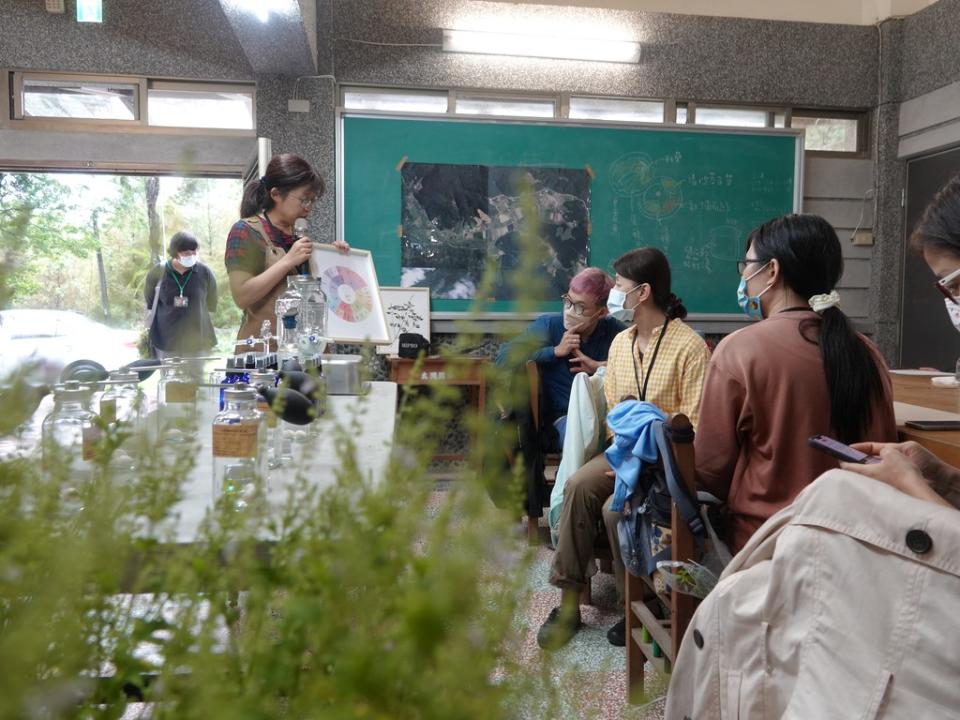 葉若鋆透過精油體驗活動，介紹台灣各種原生香氛植物。林試所提供