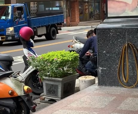 該名長髮男子身穿黑色外套，疑似精神不穩定。（圖／翻攝自臉書「中壢推薦美食 Star-星星炸雞 中壢林森總店」）