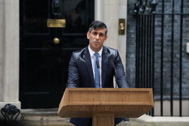 El primer ministro británico, Rishi Sunak, anuncia la fecha de las elecciones, bajo la lluvia, frente a la oficina de gobierno