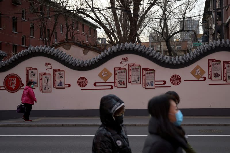 Peatones con mascarilla caminan por la calle, mientras el país es golpeado por un brote del novedoso coronavirus, en el distrito central de negocios de Pekín, China 18 de febrero de 2020