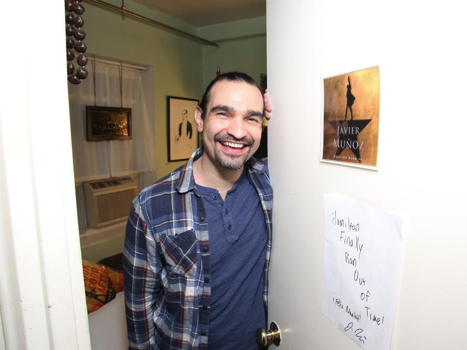 Javier Muñoz peeking his head out of his "hamilton" dressing room