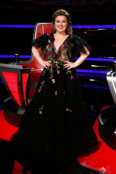 kelly-clarkson-floral-black-gown