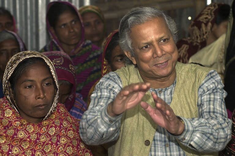 El profesor Mohammed Yunus, fundador del Banco Grameen, una institución de microcréditos, explica las ventajas del sistema en la aldea de Kalampur, en Daca, Bangladesh, en 2004.