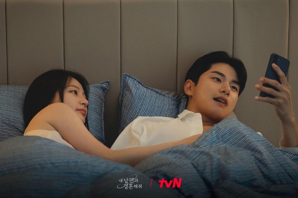 《和我老公結婚吧》劇中渣男背著朴敏英搞上閨密。（圖片來源：tvn_drama/IG）