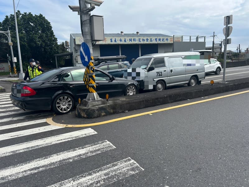 75歲男駕車疑血糖過低不適  逆向撞運鈔車 75歲林姓男子3日開車從北宜路往頭城交流道方向停 等紅燈時，疑因血糖過低引發身體不適，闖紅燈碰撞 對向保全運鈔車，宜蘭縣政府警察局礁溪分局獲報派 員到場處理，幸無人員受傷。 （讀者提供） 中央社記者王朝鈺傳真  113年2月4日 