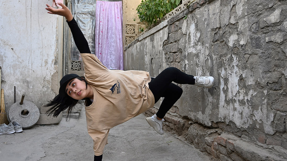 Sur cette photo prise le 12 juin 2021, Manizha Talash, la seule femme d'un groupe de danseurs de break composé principalement de garçons hazaras, s'entraîne à faire un mouvement à Kaboul. | Adek Berry / AFP