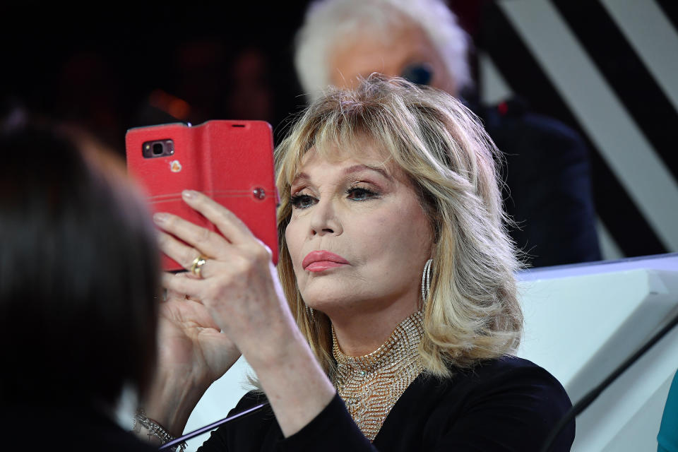 Fra le figure più versatili, affascinanti e ironiche dello showbiz, Amanda Lear vanta a livello discografico 18 album, più di 50 singoli e circa 15 milioni di album e 25–30 milioni di singoli venduti nel mondo.