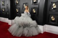 Ariana Grande se vistió de princesa Disney con un voluminoso modelito de Giambattista Valli. (Foto: Mike Blake / Reuters)