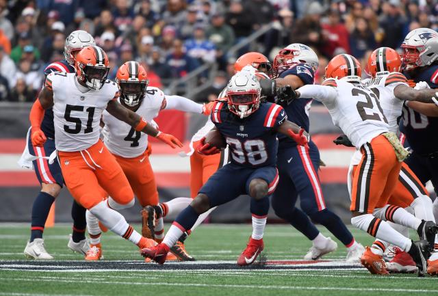 Foxborough, Massachusetts, USA. 14th Nov, 2021. Cleveland Browns wide  receiver Anthony Schwartz (10) returns a kick during the NFL football game  between the Cleveland Browns and the New England Patriots at Gillette