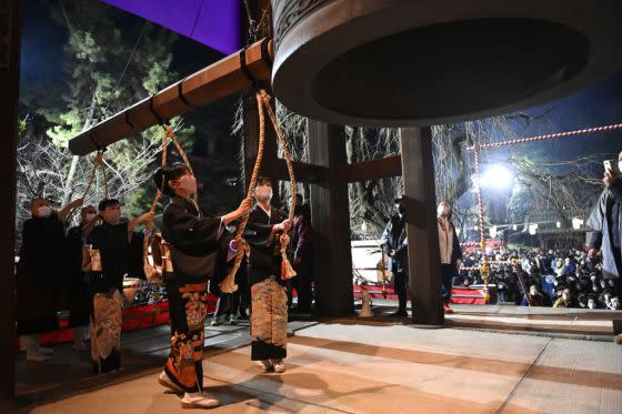 People can be seen here ringing a bell 108 times as take part in Joya no Kane while ringing in 2023 in Tokyo. <span class="copyright">David Mareuil,Anadolu Agency—Getty Images</span>