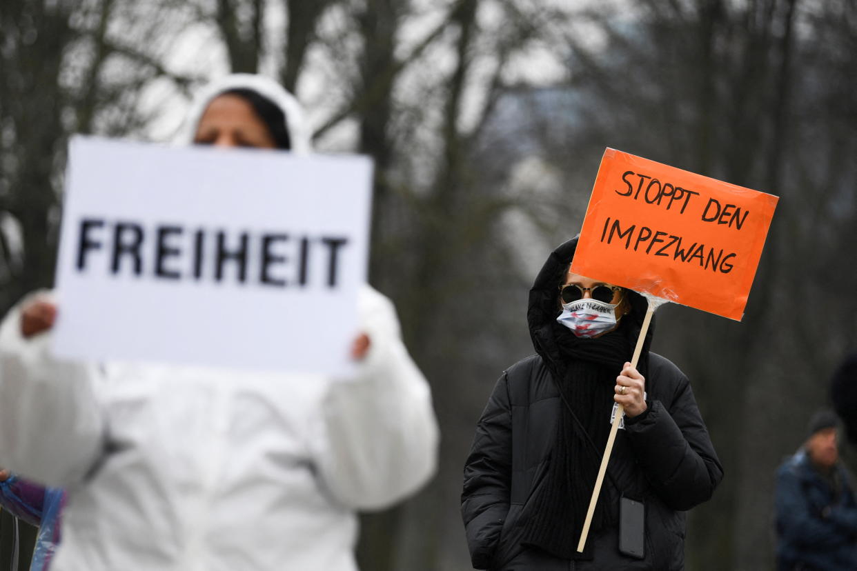 Frauen mit Plakaten bei einer Demonstration gegen die staatlichen Schutzmaßnahmen gegenüber Corona im März 2022 in Berlin  (Bild: REUTERS/Annegret Hilse)