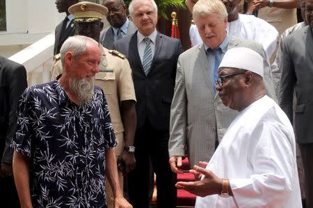 Sjaak Rijke, a former Dutch hostage freed from an al Qaeda-linked group in Mali greets Malian President Ibrahim Boubacar Keita (R) at the presidential palace in Bamako April 7, 2015. REUTERS/Adama Diarra