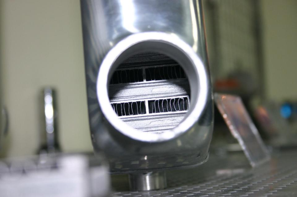 渦輪軸心一旦滲油出來，嚴重時中冷器內從進入孔中（渦輪側），就可發現不少機油累積在裡頭。