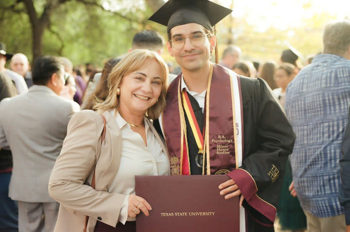 Diego Vila Peña y su madre, Nedelsis Peña Canales, en su graduación universitaria. (Diego Vila Peña)