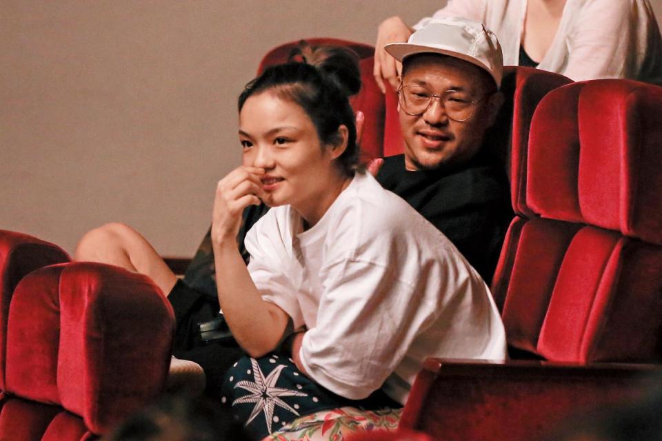 李伯恩前女友徐佳瑩和他情斷後，戀上導演比爾賈，兩人感情穩定，八月還一起去看盧廣仲演唱會。