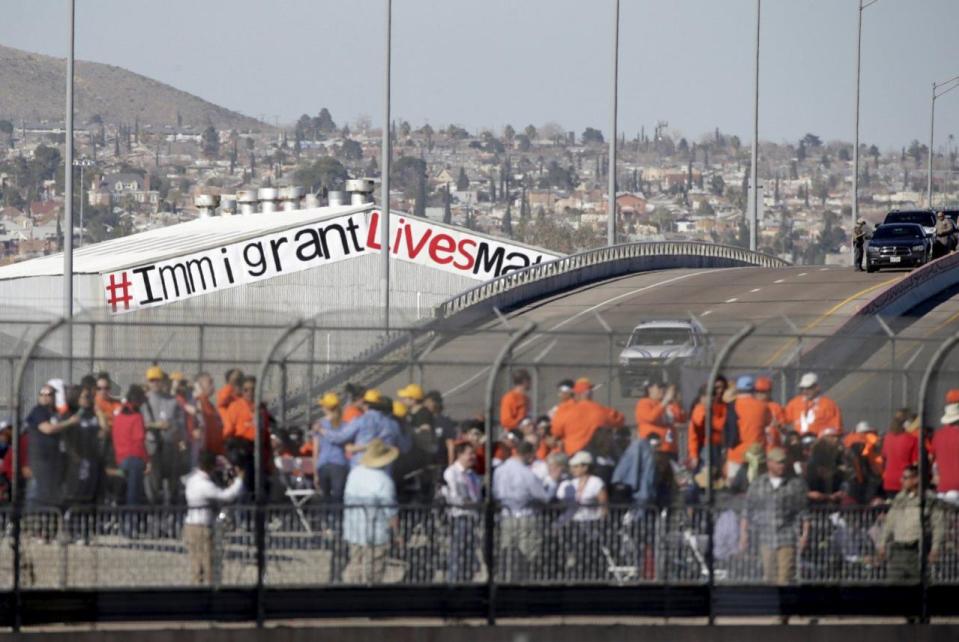 Feligreses vieron la misa desde el puente fronterizo / Foto: AP