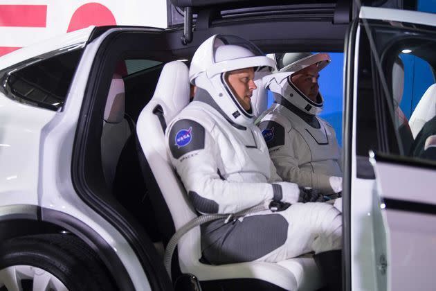 <p>Les astronautes se dirigent vers la capsule Crew Dragon de SpaceX.</p>