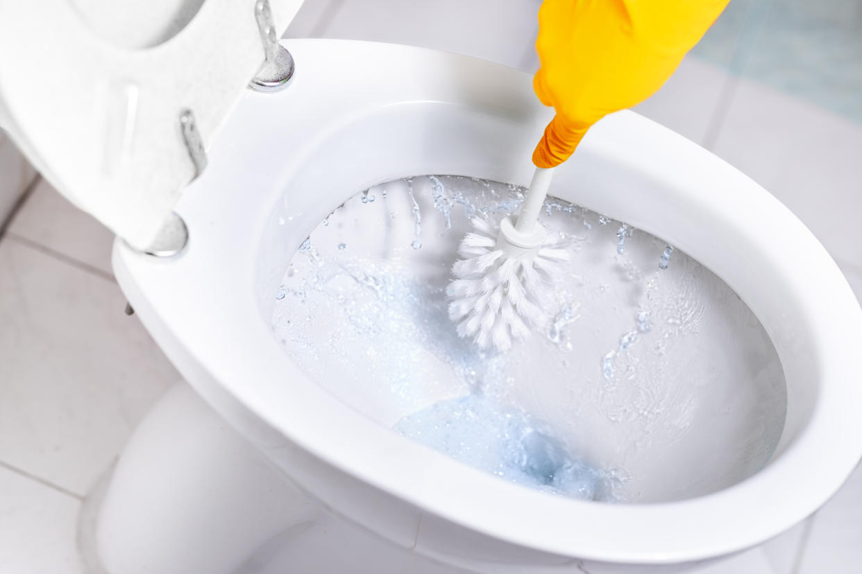 Die Toilette zu reinigen ist keine beliebte Aufgabe (Symbolbild: Getty Images) 
