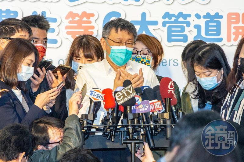 本刊調查，台北市長柯文哲策略不只是與本土藍合作，私下也積極拉攏綠營人士，想營造「藍綠共融」的意象。（本刊資料照）