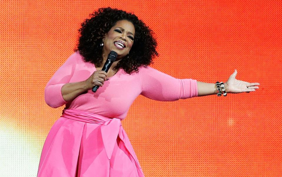 Oprah Winfrey, die Königin des amerikanischen Talk-Fernsehens, gewann 1972 den Titel der "Miss Black Tennessee". Die US-TV-Ikone ist bekannt für "The Oprah Winfrey Show". 2006 hatte das wöchentliche Format 21 Millionen Zuschauer in 105 Ländern. (Bild: Mark Metcalfe/Getty Images)