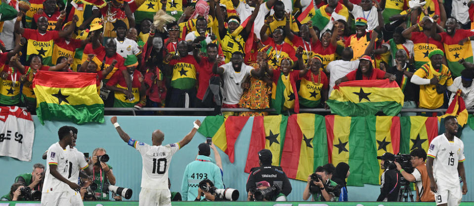Le milieu de terrain ghanéen André&nbsp;Ayew (3e L) célèbre avec les supporteurs ghanéens - venus en nombre - après avoir marqué le premier but de son équipe lors du match du groupe H de la Coupe du monde face au&nbsp;Portugal de Cristiano Ronaldo.  - Credit:GLYN KIRK / AFP