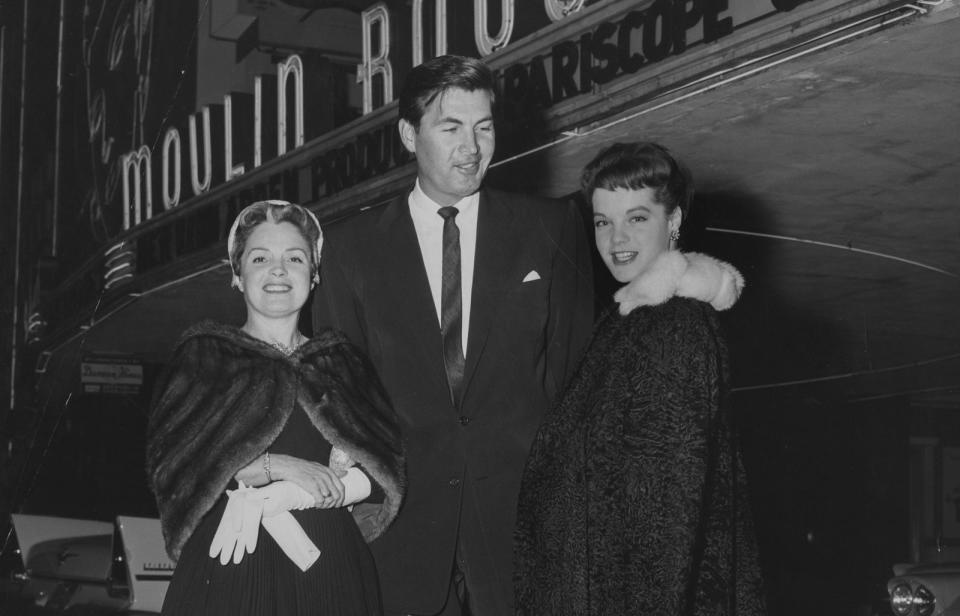 In den Schauspielberuf früh gedrängt wurde Romy Schneider von ihrer Mutter Magda (rechts, mit Schauspieler Fess Parker), die ihrerseits eine Film- und Theaterkarriere verfolgte. Wie eine Biografie des Autors Jürgen Trimborn enthüllte, litt Romy sehr unter den ehrgeizigen Vorgaben der Mama ... (Bild: Keystone/Hulton Archive/Getty Images)