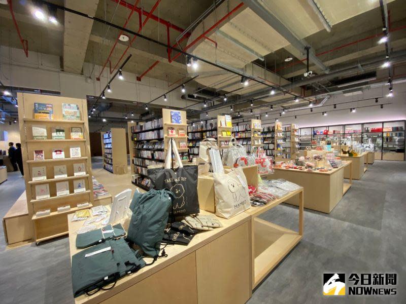 ▲最美蔦屋書店進駐LaLaport ，400多坪挑高明亮空間， 以「Book&Café」型態經營，提供最舒適閱讀用餐環境。（圖／記者金武鳳攝，2023.5.31)）