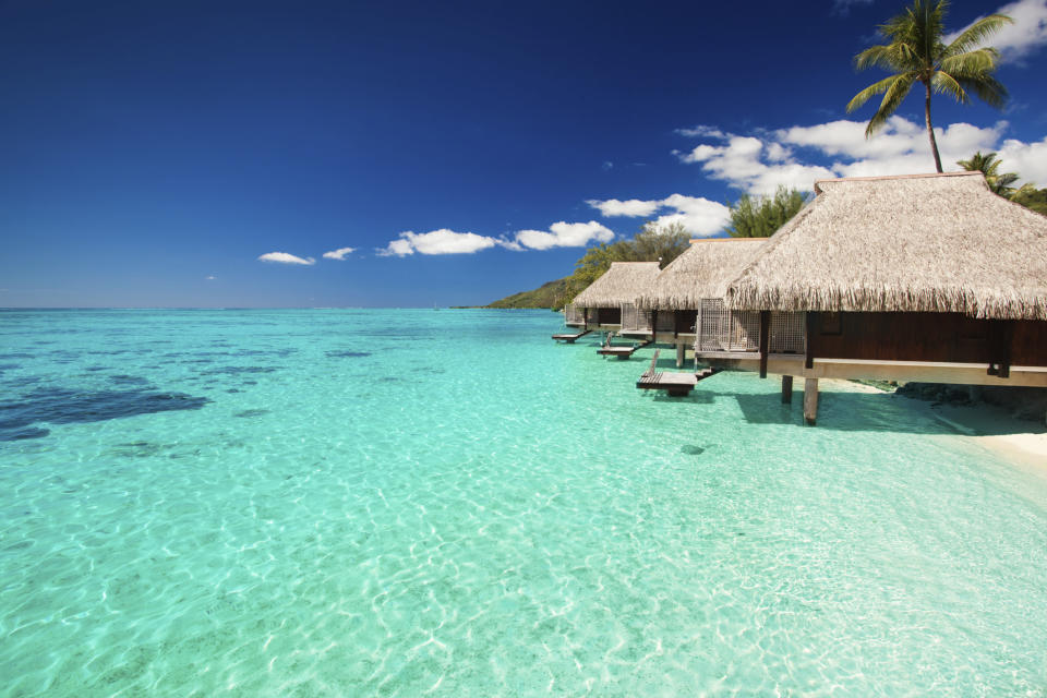 Der achte Platz geht an Bora Bora. Das Atoll im Südpazifik sieht auf Postern und Postkarten unglaublich beeindruckend aus. Kristallblaues Wasser, romantische Holzhütten direkt am Meer – für zwei Prozent der Befragten offenbar nicht gut genug. Sie waren nach ihrem Urlaub schwer enttäuscht.