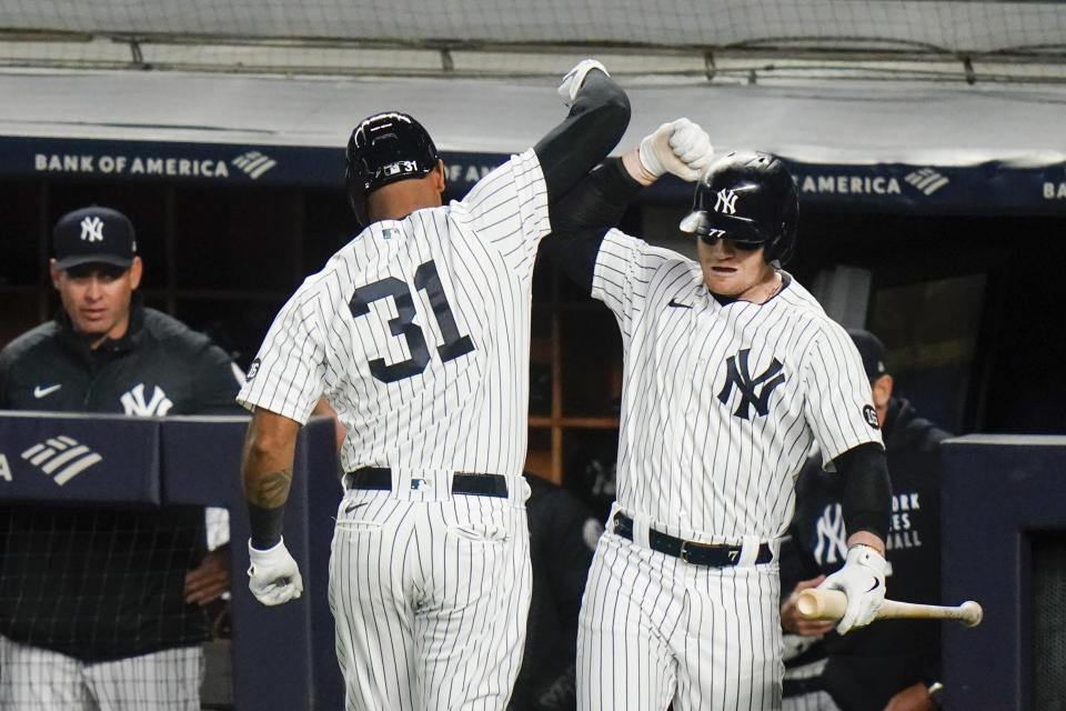 Aaron Hicks (31), de los Yanquis de Nueva York, vuelve a la cueva tras conectar un jonrón en el duelo del viernes 30 de abril de 2021, ante los Tigres de Detroit (AP foto/Frank Franklin II)