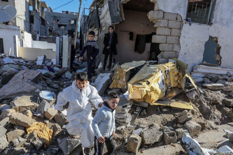 Chicos palestinos, entre los escombros en Rafah, en el sur de la Franja de Gaza. (Abed Rahim Khatib/dpa)