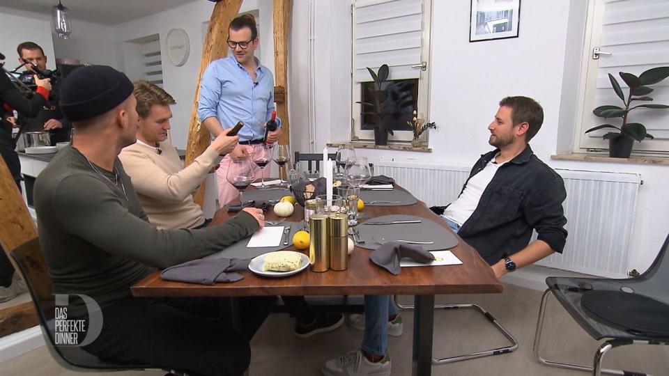 Die Jungs überbrücken die lange Wartezeit bis zur Bolo mit einer weiteren Flasche Rotwein. (Bild: RTL)