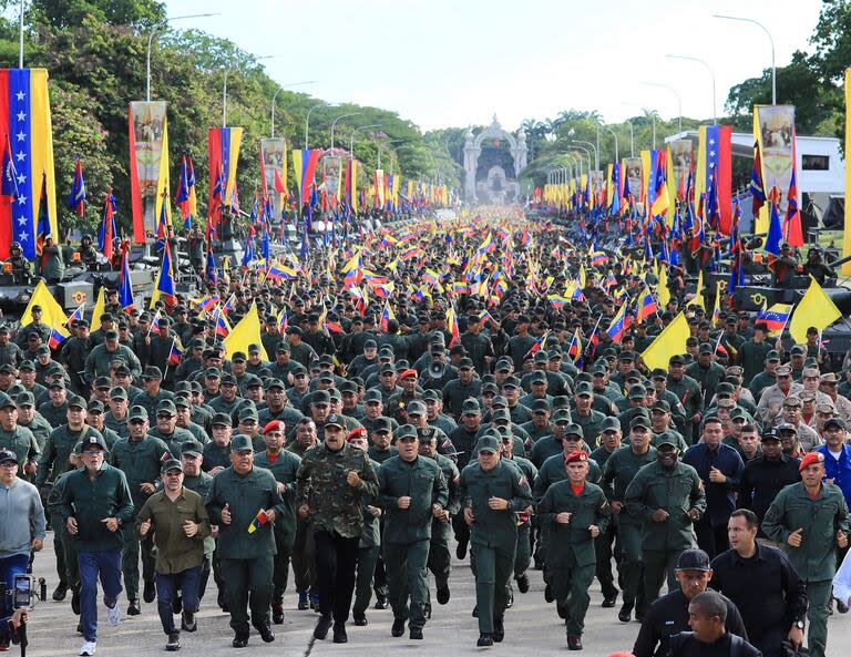 Maduro trota al frente de las tropas (Photo by Handout / Venezuelan Presidency / AFP)