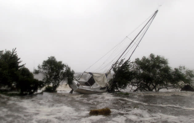 El fuerte oleaje provocado por el huracán dejó estampas como esta en la zona de Southampton (Nueva York). Un barco siendo arrastrado como consecuencia de las fuertes rachas de viento y lluvia y las olas provocadas por el huracán. (Joe Raedle/Getty Images)