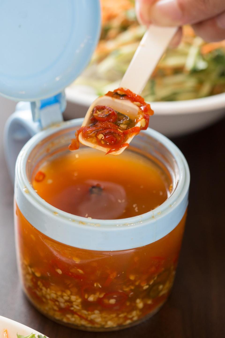 在麵食或小菜裡加點「醋泡酸辣椒」，香辣酸溜更開胃。