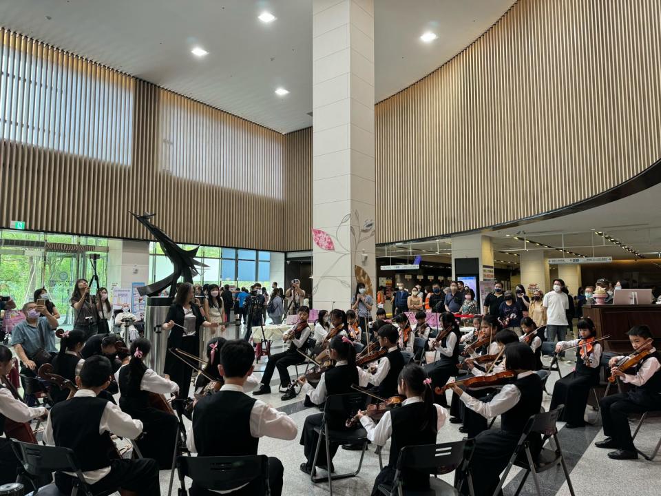 新竹縣六家國小弦樂團到中國醫藥大學新竹附設醫院演出。（中醫大新竹附醫提供）