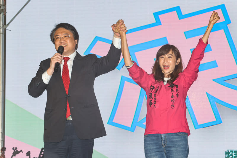 許淑華競選總部成立  林右昌站台造勢 民進黨立委參選人許淑華（右）競選總部30日在台北 市信義區舉行成立大會，內政部長林右昌（左）出席 站台，兩人手牽手高喊「凍蒜」，一同為選情造勢。 中央社記者鄭清元攝  112年11月30日 